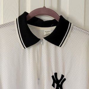 Man sport shirt zipper front Large new without tag 100% polyester with Ny logo.